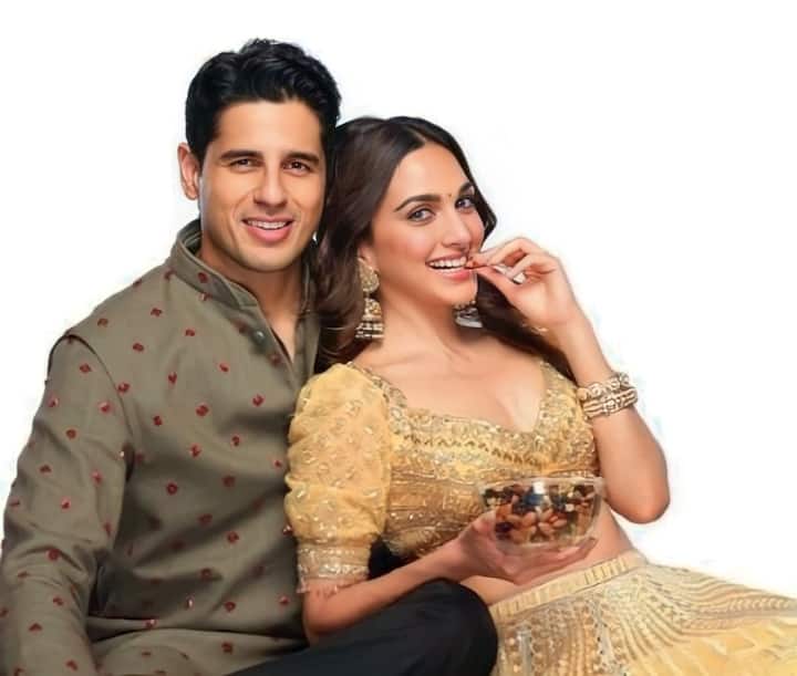 इसके बाद ये सुपरस्टार फिल्म 'शेरशाह' में एक साथ नजर आए और इसी फिल्म से ही सिड-कियारा की जोड़ी सबकी फेवरेट बन गई.