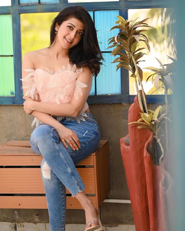 బెంగుళూరుకి చెందిన వ్యాపారవేత్త నితిన్ రాజుని పెళ్ళాడింది. Photo Credit: Pranitha Subhash/ Instagram