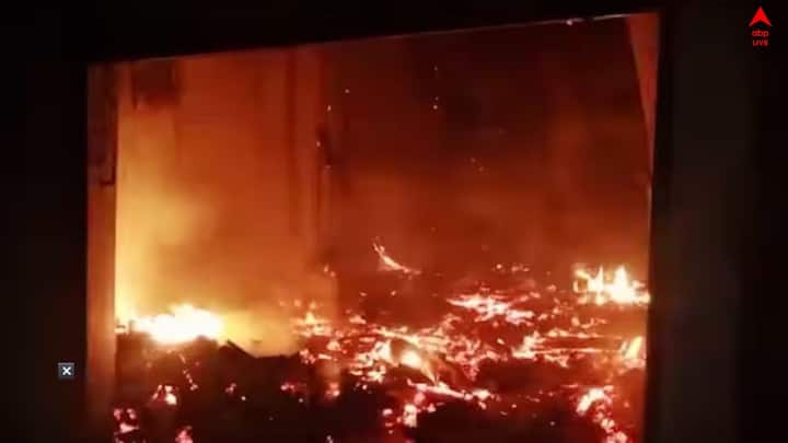 হাওড়ার বাগনানে। স্টেশন সংলগ্ন বাজারে বিধ্বংসী আগুন ছড়িয়ে পড়ে। ভস্মীভূত হয়ে যায় ১৫-২০টি দোকান। স্থানীয় বাসিন্দারা আগুন দেখতে পান। তাঁরাই প্রথমে আগুন নেভানোর কাজে হাত লাগান।