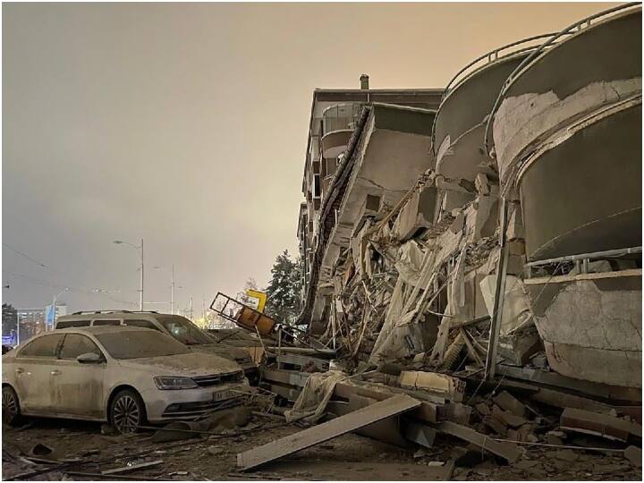 सोमवार को जैसे ही जलजला शुरू हुआ कई इमारतें हिलने लगीं. दक्षिण तुर्किए (तुर्की) के मालट्या, दियारबाकिर शहर में भी भारी नुकसान हुआ है. तुर्किए (तुर्की) के दस शहरों में जलजले ने जमकर कहर बरपाया है. हजारों लोग एक झटके में पातालसमाधि ले चुके थे. कई इलाकों में इमरजेंसी लागू कर दी गई है. (PC- AP)