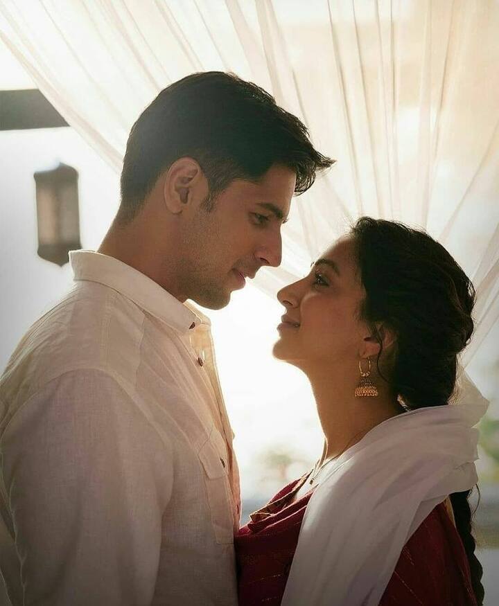 बी टाउन के फेवरेट कपल सुपरस्टार सिद्धार्थ मल्होत्रा और कियारा आडवाणी की शादी की तैयारियां इन दिनों जोरों से चल रही हैं. इस बीच हम आपको बताएंगे कि सिड-कियारा की पहली मुलाकात कब हुई.