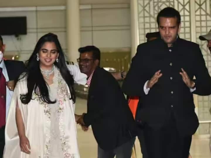 Isha Ambani-Kiara Advani News: जैसलमेर में कियारा आडवाणी की शादी में शामिल होने के लिए मुकेश अंबानी की बेटी ईशा अंबानी पहुंच चुकी हैं. इस दौरान उनका रॉयल लुक नजर आया.