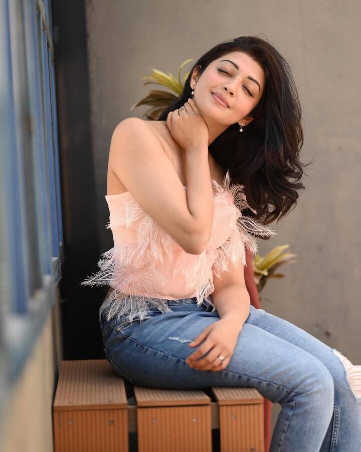 నిత్యం సోషల్ మీడియాలో పోస్టు చేసే ఆమె ఫోటోలు నెటిజన్లను తెగ ఆకట్టుకుంటున్నాయి. Photo Credit: Pranitha Subhash/ Instagram