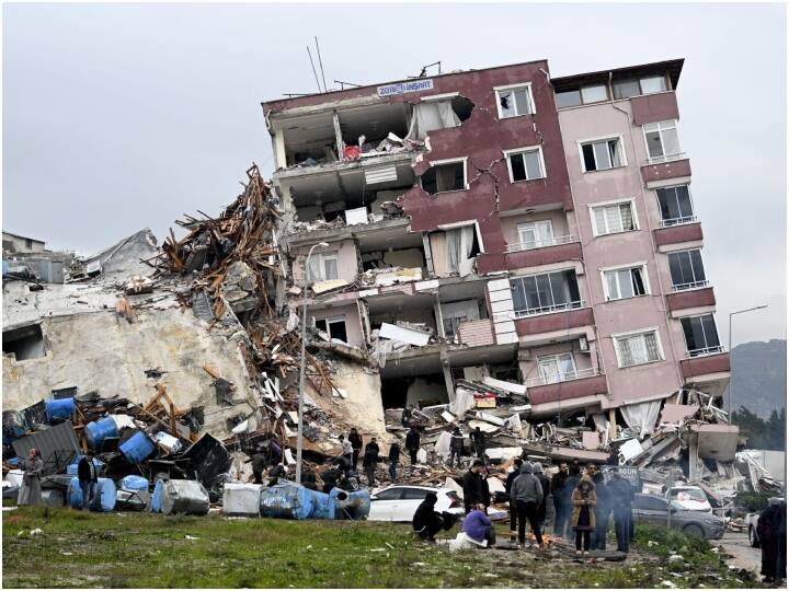 चिंता की बात ये है कि कुछ जगहों पर अचानक से मौसम बदल गया है. बर्फबारी शुरू हो चुकी है जिसके चलते रेस्क्यू ऑपरेशंस में दिक्कतें आने लगी हैं. मुसीबत ये भी है कि ये बर्फीला तूफान गुरुवार तक जारी रहेगा. तुर्किए (तुर्की) भूकंप के लिहाज से सबसे सेंसिटिव जोन्स में आता है और यहां भूकंप के झटके आते रहे हैं. इससे पहले 1999 में भूकंप की वजह से नॉर्थ वेस्ट टर्की में 18000 लोगों की मौत हो गई थी. (PC- Getty)