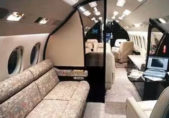 ਇਸ ਦੇ ਨਾਲ ਹੀ ਤੁਹਾਨੂੰ ਦੱਸ ਦੇਈਏ ਕਿ ਮੁਕੇਸ਼ ਅੰਬਾਨੀ ਨੇ 2007 ਵਿੱਚ ਨੀਤਾ ਅੰਬਾਨੀ ਨੂੰ ਉਨ੍ਹਾਂ ਦੇ ਜਨਮਦਿਨ 'ਤੇ ਇੱਕ ਜੈੱਟ ਗਿਫਟ ਕੀਤਾ ਸੀ। ਇਹ ਕਸਟਮ ਫਿੱਟ ਏਅਰਬੱਸ 319 ਲਗਜ਼ਰੀ ਪ੍ਰਾਈਵੇਟ ਜੈੱਟ ਹੈ। (ਫੋਟੋ-ਇੰਸਟਾਗ੍ਰਾਮ)