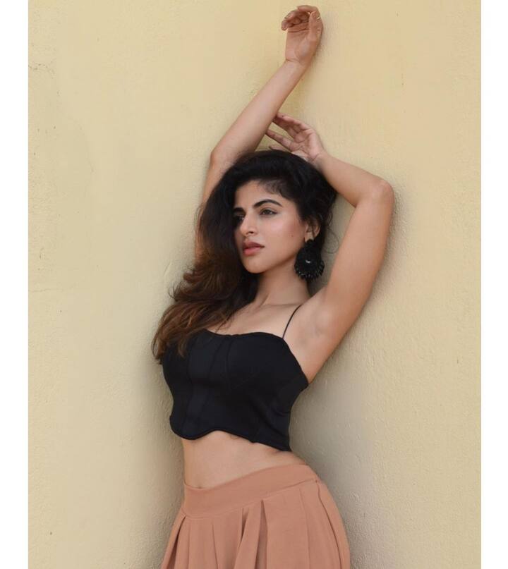 వయ్యారాలు పోతున్న ఐశ్వర్య మీనన్. Image Credit: Iswarya Menon/ Instagram