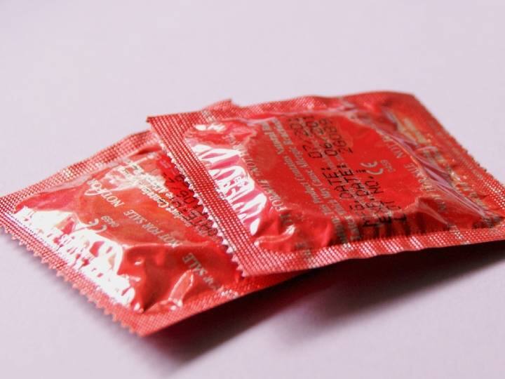 Valentines Day 2023 this Asian country to distribute 95 million free condoms Valentines Day 2023: वैलेंटाइन डे से पहले इन एशियाई देशों में बांटे जाएंगे 9.5 करोड़ मुफ्त कंडोम