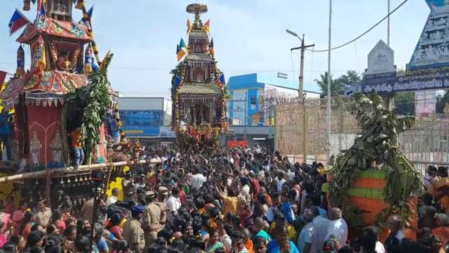 Dharmapuri: Thaipusam Chariot Festival today, the Chariot is pulled only by women TNN Thaipusam 2023 : உப்பு, மிளகு, பொறி வீசி பிரார்த்தனை.. தைப்பூசத் தேர் திருவிழா.. பெண்கள் மட்டுமே வடம்பிடித்து இழுத்த தேரோட்டம்..