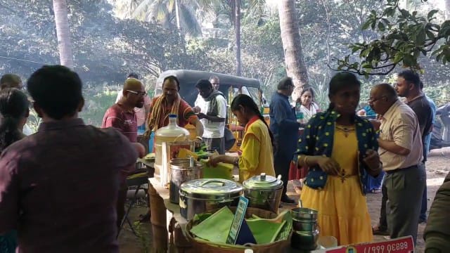 தருமபுரி மரபுச் சந்தையில் இயற்கை உணவு வகைகளை உண்ண குவியும் பொதுமக்கள்