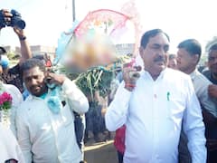 Minsiter Errabelli : బీఆర్ఎస్ నేత కన్నుమూత, పాడె మోసిన మంత్రి ఎర్రబెల్లి