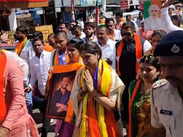 Pune By Election Aishwarya Jagtap birthday joins Mother  Ashwini Jagtap nomination form  rally for chinchwad bypoll election Aishwarya Jagtap : लक्ष्मण जगतापांची लेक वाढदिवसाचं सेलिब्रेशन सोडून आईसोबत पदयात्रेत सहभागी; म्हणाली मीच...