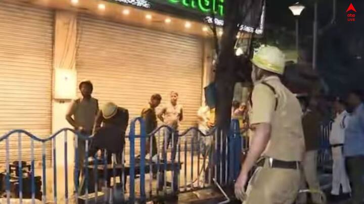 গত মাসের শেষেও একটি অগ্নিকাণ্ডের ঘটনা ঘটেছিল শহর কলকাতায়। এসএন ব্যানার্জি রোডে ফুটপাতে খাবারের দোকানে আগুন । রাত সোয়া আটটা নাগাদ আগুন লাগে দোকানে। দমকলের একটি ইঞ্জিনের কিছুক্ষণের চেষ্টায় আগুন নিয়ন্ত্রণে আসে। রান্না করার সময় কোনওভাবে ফুলকি থেকে আগুন লাগে বলে অনুমান দমকলের।