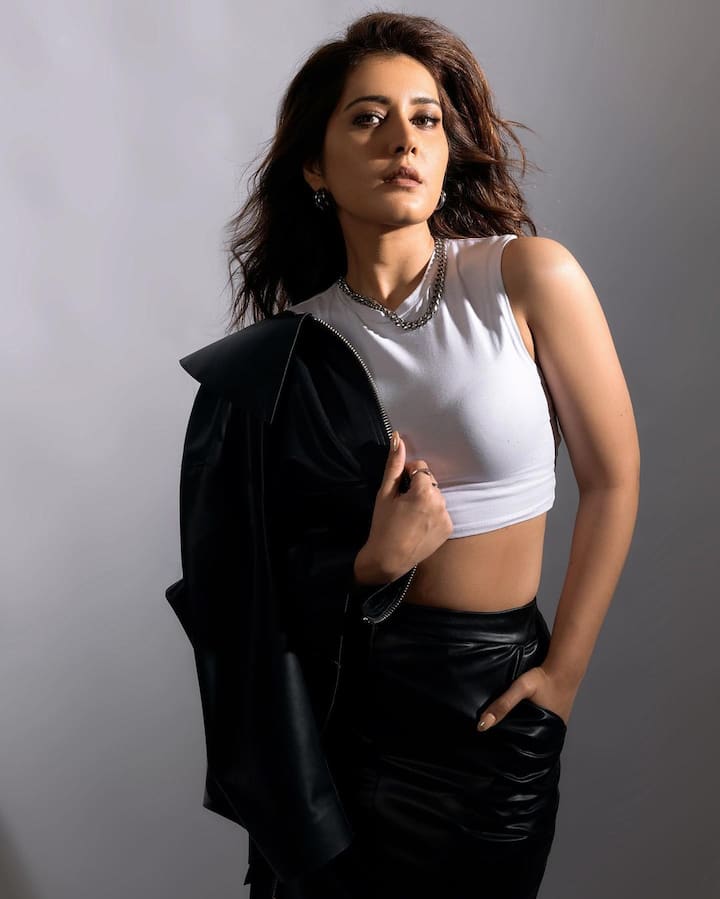 షాహిద్ కపూర్, విజయ్ సేతుపతితో కలిసి ఇందులో కీలక పాత్ర పోషిస్తోంది. Photo Credit: Raashi Khanna/ Instagram