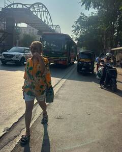 In Pics: मुंबई की सड़कों पर घूमते दिखी 'विदेशी लड़की' कौन है? सोशल मीडिया पर खूब वायरल हो रहीं तस्वीरें