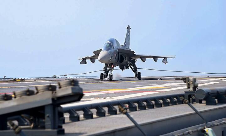 पंतप्रधान नरेंद्र मोदी यांनी सप्टेंबरमध्ये भारतातील पहिली स्वदेशी बनावटीची विमानवाहू वाहक आयएनएस विक्रांतची (IAC I) नियुक्ती केली.