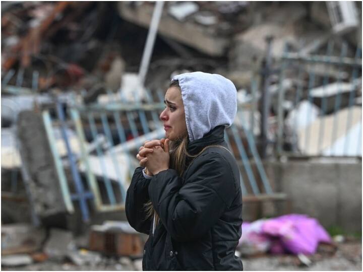 Turkiye Earthquake: तुर्किए (तुर्की) और सीरिया में सोमवार (6 फरवरी) को आए भूकंप ने सैकड़ों लोगों की जिंदगी लील ली. हजारों लोग घायल हो गए. बड़ी-बड़ी इमरातें ताश के पत्तों की तरह ढह गई.