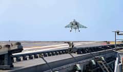 ऐतिहासिक क्षणः आयएनएस विक्रांतवर लढाऊ विमानाची लँडिंग