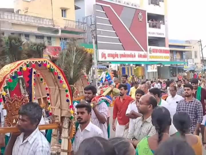 Thaipusam Festival: Karur Devotees Take Ilanir, Peacock Kavadi and Visit Murugan TNN Thaipusam 2023 : தைப்பூச திருவிழா:  இளநீர், மயில் காவடி எடுத்து முருகனை தரிசித்த கரூர் பக்தர்கள்