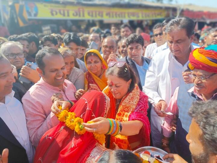 Rajasthan Assembly Election 2023 Former CM Vasundhara Raje reached Beneshwar Dham in Dungarpur ANN Dungarpur: पूर्व सीएम वसुंधरा राजे पैदल चलकर पहुंचीं बेणेश्वर धाम, चुनाव के 10 महीने पहले दिए ये संकेत