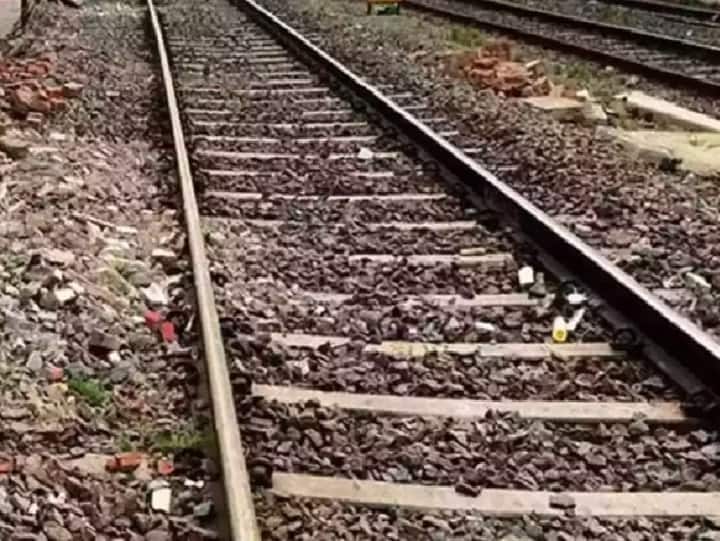 After mobile tower and engine, thieves now steal 2-km long train track in Bihar's Samastipur ரயில்வே ட்ராக்கை காணோம்... கிணத்தைக் காணோம் புகாரைப்போல ஒரு நூதன திருட்டு