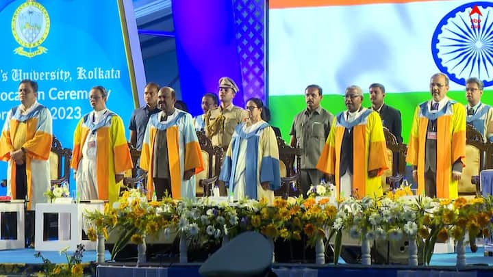 পুরস্কার গ্রহণের সময় সেই বিষয় উত্থাপন করেছিলেন মমতাও। এত আলোচনার মধ্যে তিনি আদৌও ডিলিট নিতে আসবেন কিনা তা নিয়েও দোটানায় ছিলেন বলে জানিয়েছিলেন তিনি।