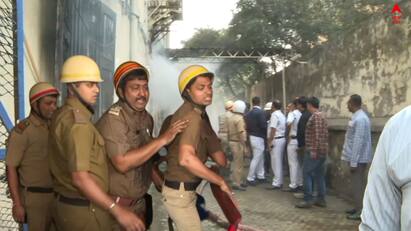 Massive Fire near Rabindra Sadan: নতুন বছর পড়তে না পড়তেই একের পর অগ্নিকাণ্ডের মুখোমুখি হচ্ছে এ শহর। ফের রবীন্দ্র সদনের কাছে ভয়াবহ আগুনের ঘটনা ঘটল, পরিস্থিতি কোন দিকে, রইল একধিক ছবি।