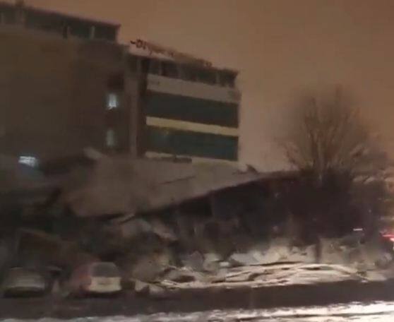 तुर्किए (तुर्की) में आए भूकंप से जानमाल का भारी नुकसान हुआ है. स्थानीय अधिकारियों का कहना है कि भूकंप में कई लोगों की मौत हो गई