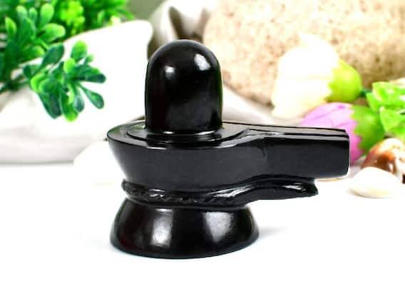 સ્વપ્ન શાસ્ત્રો અનુસાર જે લોકો મહાશિવરાત્રિ પહેલા સપનામાં કાળા શિવલિંગને જુએ છે, તે તેમની નોકરીમાં પ્રગતિનો સંકેત માનવામાં આવે છે. તે જ સમયે, આ સ્વપ્ન એ પણ દર્શાવે છે કે નોકરી શોધી રહેલા લોકોને નવી તકો મળશે. બસ તમારું કામ ધીરજ અને ઈમાનદારીથી કરો.