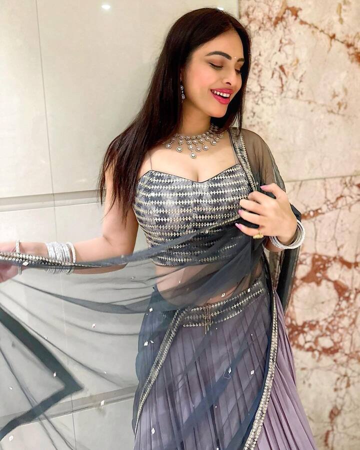 अलीकडेच नेहाने तिचे काही फोटो सोशल मीडियावर शेअर केले आहेत.