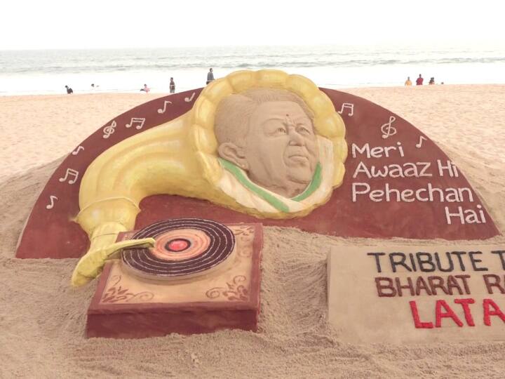 स्वर्गीय गायिका लता मंगेशकर की पहली पुण्यतिथि पर लोग श्रद्धांजलि दे रहे है. अंतर्राष्ट्रीय रेत कलाकार सुदर्शन पटनायक ने पुरी समुद्र तट पर रेत की मूर्ति बनाकर उन्हें श्रद्धांजलि अर्पित की है.