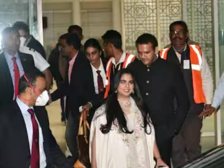 इस बीच कियारा आडवाणी की बचपन की दोस्त मुकेश अंबानी की बेटी ईशा अंबानी भी कियारा—सिड की शादी अटेंड करने के लिए पहुंच चुकी हैं. साथ में उनके पति आनंद पीरामल भी हैं.