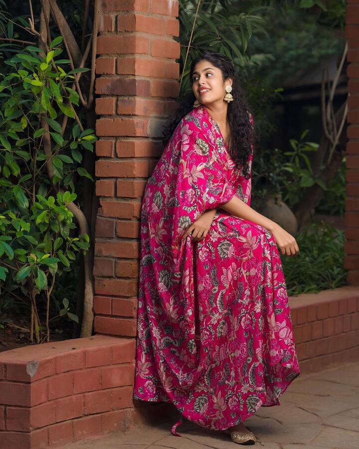 ఆరడుగుల అందాన్ని చూసేందుకు రెండు కళ్లూ చాలడం లేదు. -Image Credit: Faria Abdullah/Instagram