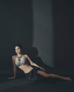 Mouni Roy Photos: ग्रे बिकिनीत 'मौनी'च्या मादक अदा, फोटो पाहून चाहते फिदा