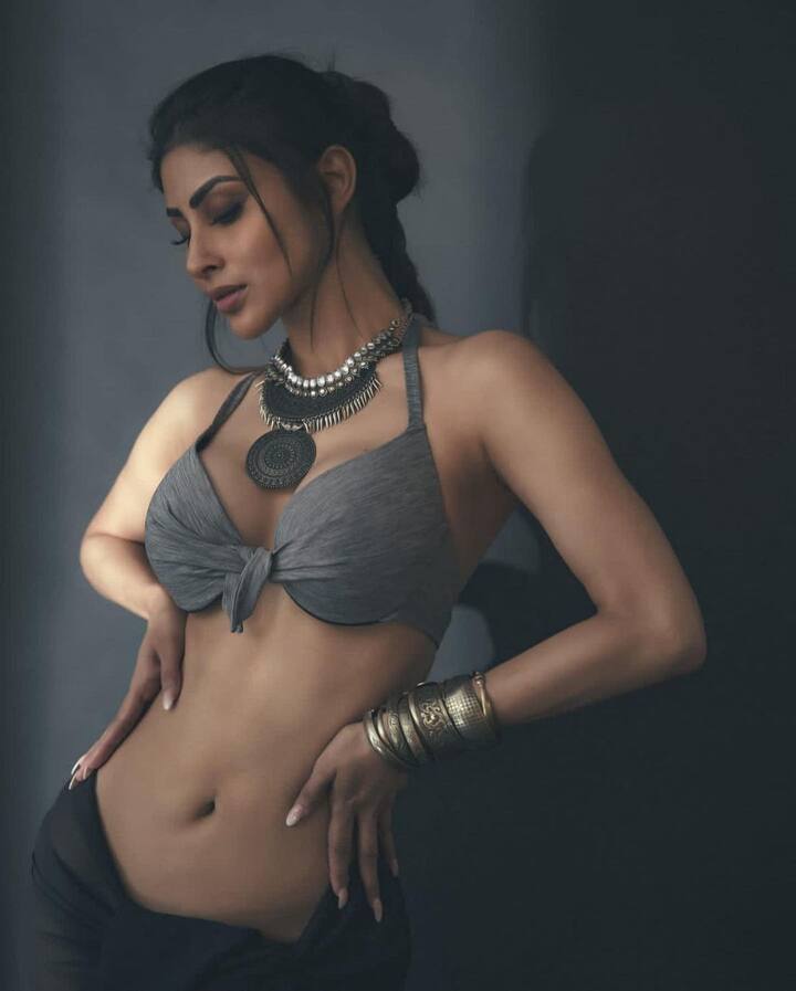 मौनी रॉय की इस तस्वीर पर लोग कई तरह के कमेंट्स कर रहे हैं. कुछ लोग उनकी तारीफ कर रहे हैं तो कुछ उनको ट्रोल करते नजर आ रहे हैं.
