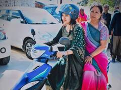 वसुंधरा राजे ने स्कूटी की सवारी, पीछे छिपा है सियासी संदेश, कैसे जयपुर तक बढ़ा दी हलचल?