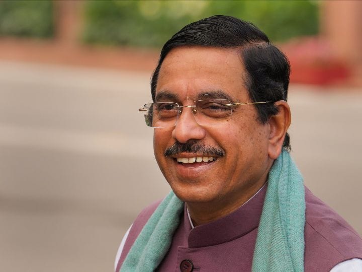 कर्नाटक के चुनावी संग्राम के बीच RSS की चाहत क्यों बनें प्रह्लाद जोशी? एचडी कुमारस्वामी ने कहा- बनाना चाहते हैं अगला CM karnataka election HD Kumaraswamy claim RSS wants pralhad joshi as next chief minister कर्नाटक के चुनावी संग्राम के बीच RSS की चाहत क्यों बनें प्रह्लाद जोशी? एचडी कुमारस्वामी ने कहा- बनाना चाहते हैं अगला CM