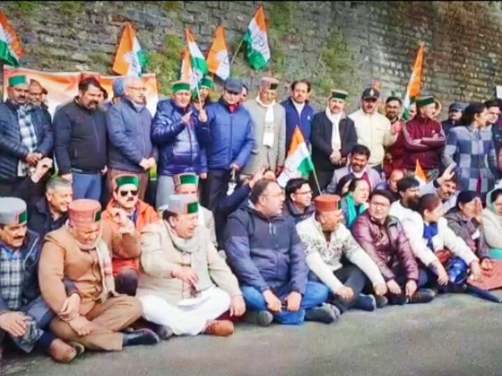Congress Protest Against Adani Group In Front Of State Bank Of India Main Branch in Shimla ANN Himachal Pradesh: शिमला में कांग्रेस का अडानी समूह के खिलाफ प्रदर्शन, स्टेट बैंक के मेन ब्रांच के बाहर दिया धरना