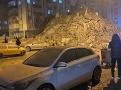 PHOTOS: भूकंप से तुर्किए में तबाही, जमींदोज़ इमारतों में जिंदगी की तलाश जारी, तस्वीरें दिल दहलाने वालीं