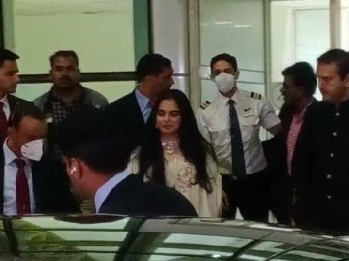 Sidharth Kiara Wedding: सिद्धार्थ मल्होत्रा और कियारा आडवाणी की शादी की रस्में हुईं शुरू, ईशा अंबानी पति के साथ पहुंची Sidharth Kiara Wedding Siddharth Malhotra And Kiara Advani Wedding Rituals Begin In Suryagarh Palace Jaisalmer Isha Ambani ann Sidharth Kiara Wedding: सिद्धार्थ मल्होत्रा और कियारा आडवाणी की शादी की रस्में हुईं शुरू, ईशा अंबानी पति के साथ पहुंची