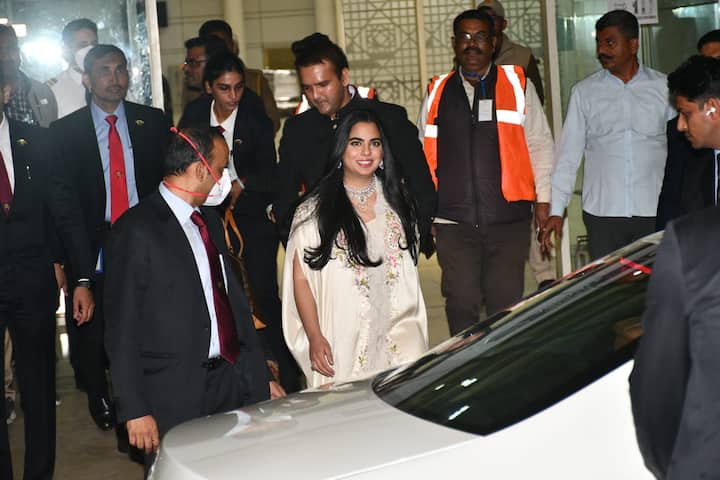 बॉलीवुड के लवबर्ड कियारा आडवाणी और सिद्धार्थ मल्होत्रा जैसलमेर में शादी कर रहे हैं. जिसमें ईशा अपने पति के साथ शामिल हुई हैं.