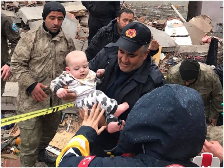 तुर्किए (तुर्की) ने इस कुदरती आपदा को देखते हुए लेवल चार का अलर्ट जारी कर दिया है. इसका मतलब उसने दूसरे मुल्कों से इस आपदा से निपटने के लिए मदद मांगी है. भारत की ओर से राहत व बचाव कार्य के लिए एनडीआरएफ की दो टीमें, विशेष रूप से प्रशिक्षित डॉग स्क्वायड और आवश्यक उपकरण भूकंप प्रभावित क्षेत्र में भेजने के लिए तैयार किए गए. दोनों टीमों में 100 कर्मी शामिल हैं. (PC- AP)