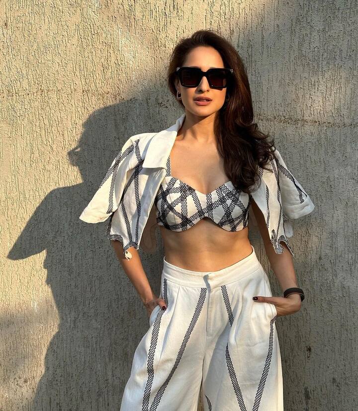 ప్రగ్యా జైస్వాల్ అందాల ఆరబోతతో ఆకట్టుకుంటోంది.