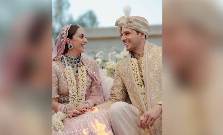 বিয়ের ছবিতে কখনও হাতে হাত রেখে, নিষ্পলক দৃষ্টিতে পরস্পরের দিকে তাকিয়ে থাকতে দেখা গিয়েছে তাঁদের। কখনও আবার ঠোঁট ছুঁইয়ে দিয়েছেন পরস্পরের গালে। এমনকি হাতজোড় করে অভিবাদনও জানিয়েছেন পরস্পরকে।