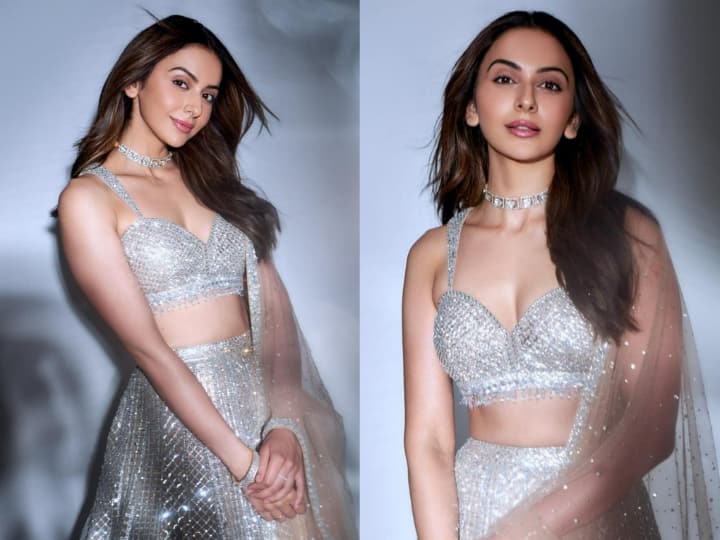 Rakul Preet Singh Pics: बॉलीवुड की खूबसूरत एक्ट्रेस रकुल प्रीत सिंह अपनी ग्लैमरस तस्वीरों से इंटरनेट का पारा बढ़ाए रखती हैं. हाल ही में फैंस को उनका एथनिक लुक देखने को मिला है. नीचे देखें तस्वीरें....