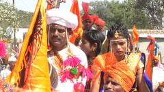 बैलगाडीतून वऱ्हाडी अन् टाळ मृदंगाचा गजर, अहमदनगरमधील अनोख्या लग्नाची चर्चा