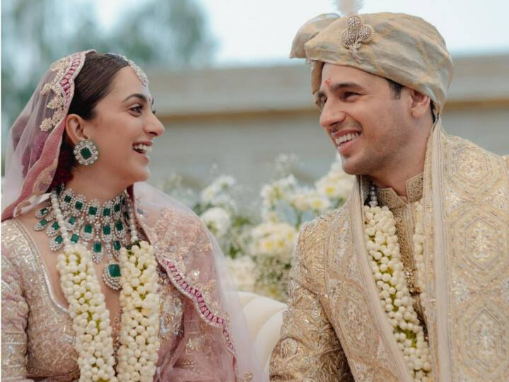 सात जन्मों के बंधन में बंधे सिड-कियारा, शादी के बाद सामने आई कपल की खूबसूरत तस्वीर सात जन्मों के बंधन में बंधे सिड-कियारा, शादी के बाद सामने आई कपल की खूबसूरत तस्वीर