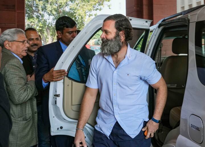 भारत जोडो यात्रेचा समारोप झाला तरी राहुल गांधी आपला लूक बदललेला नाही. वाढलेली दाढी घेऊनच राहुल गांधी यांनी संसदेत प्रवेश केला. सीपीएमचे सरचिटणीस खासदार सीताराम येचुरी यांनी राहुल गांधी याचं स्वागत केलं. (PTI Photo/Kamal Singh)