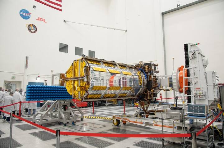 कॅलिफोर्नियामधील नासाच्या जेट प्रोपल्जन लॅबमध्ये (JPL) सॅटेलाईट भारतात रवाना करण्यापूर्वी परीक्षण करण्यात येत आहे. नासाकडून सॅटेलाईट भारतात पाठवण्याची तयारी सुरु आहे.