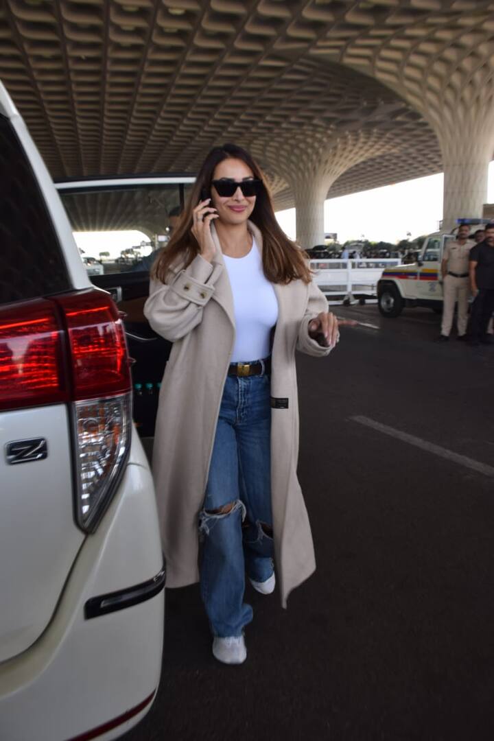 She was wearing a pair of  wide legged jeans with a white t-shirt.