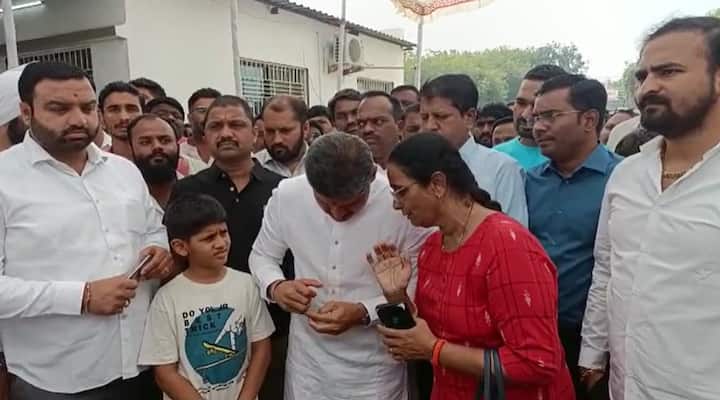 राहुल कलाटे सर्मर्थकांना घेऊन अर्ज दाखल करण्यासाठी जाणार आहे.